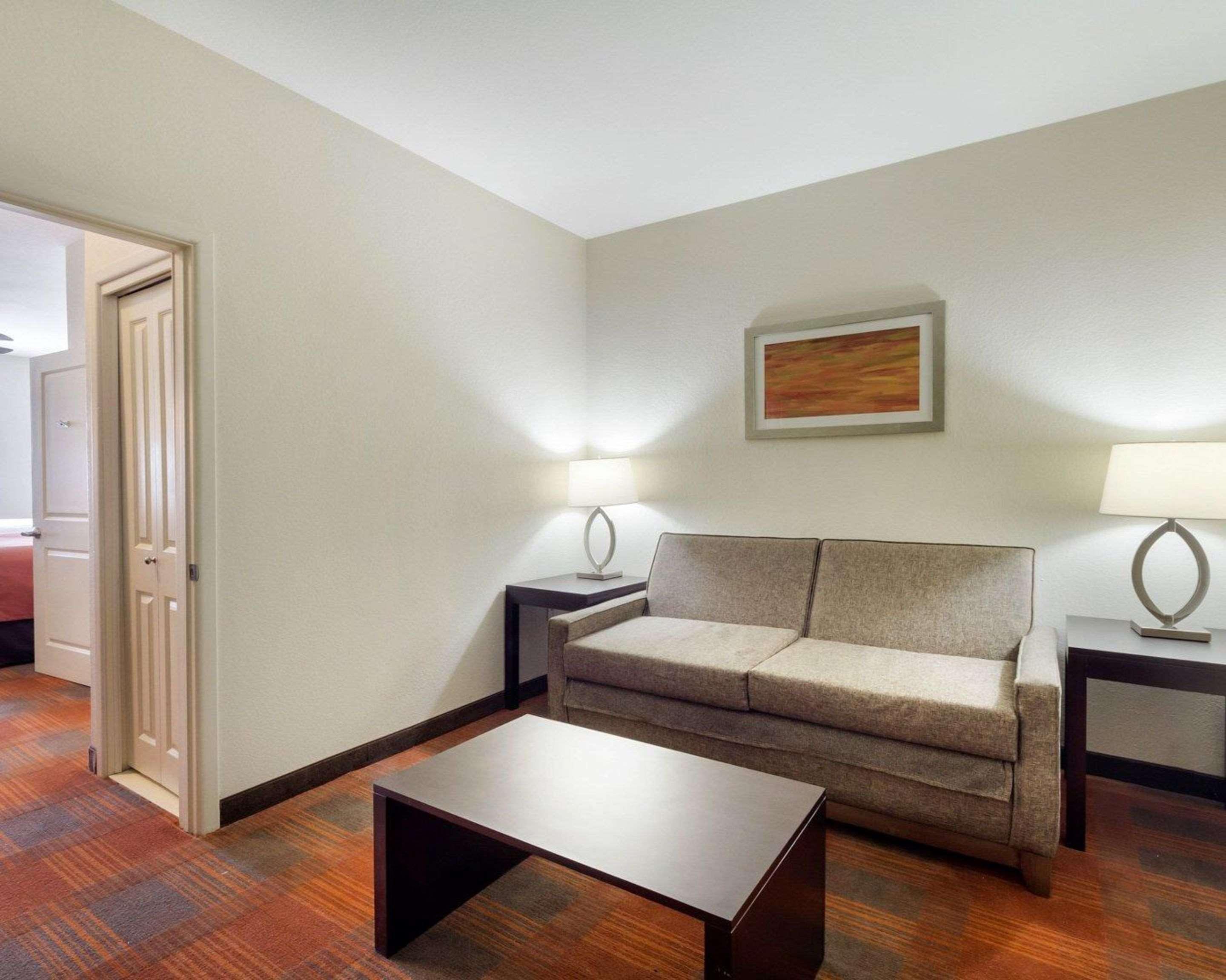 Quality Inn & Suites Victoria East Eksteriør bilde
